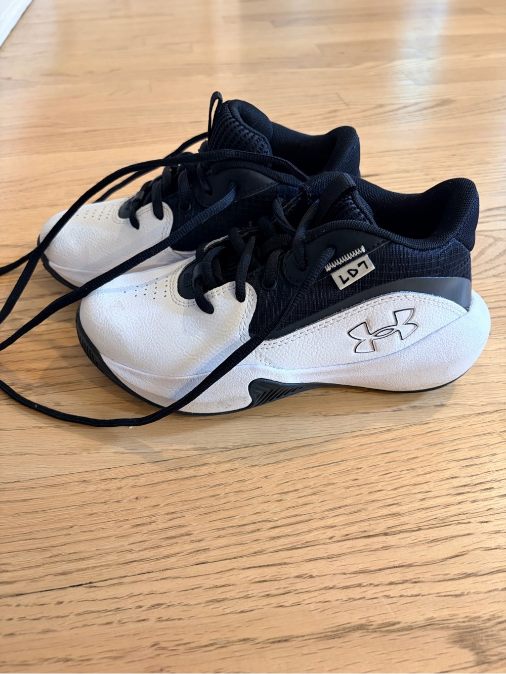 Like New - Under Armour Kids Basketball shoes - size 1.5